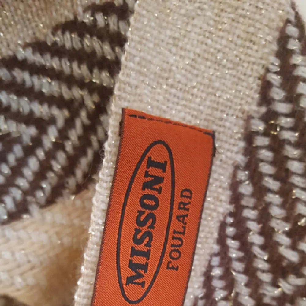 Luxurious Missoni wool scarf / shawl - perfect for fall. Accessoarer.