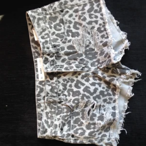  - Oanvända shorts strl 32 