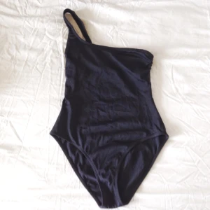  - Baddräkt, svart (ej så blek som på bilden alltså)
