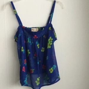  - Blommig fin hollister linne!