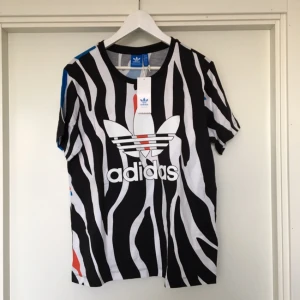  - Ny tisha från Adidas! Helt ny med lapp kvar! Perfekt till sommaren!!!😀🙌🏼✨💖