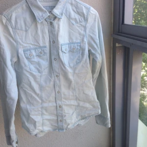  - Fin "jeans"skjorta som saknar en knapp på ena ärmen! 