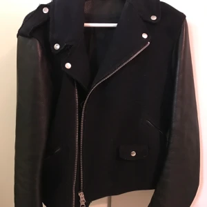 Acne studios skinnjacka  - Skinnjacka från Acne studios Köpte för 8999kr Kan mötas upp vid TC Kan skicka via post