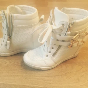  - Vita sneakers i bra skick. Använt bara 3 gånger.