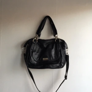  - Snygg svart väska från bozzini