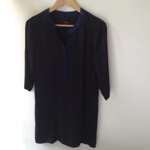  - Margit Brant, long black blouse with a petrol collar 