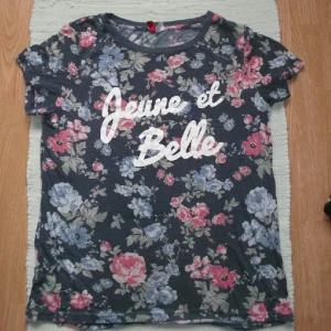  - T-shirt från hm, i fint skick. 