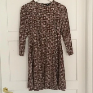  - A formad klänning med trekvarts ärm. Från hm. Köparen står för frakt, 26kr