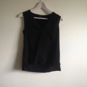  - Svart stilren blus från HM i väldigt fint skick. Tyget är väldigt tunt och lätt så väldigt behagligt.😊
Säljes pga utrensning av garderoben⭐️
Frakt tillkommer ✨
Tar gärna swisch🌸