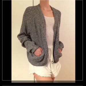  - Gråmelerad kofta från and other stories. Använd några ggr, i mycket fint skick.