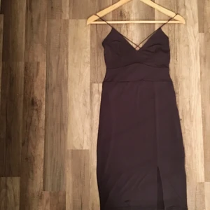  - Sjukt snygg festklänning från Nelly NLYTREND! I stretchigt material och figurnära, med smala axelband som korsas bak på ryggen. Skulle beskriva  färgen som en blandning av grå/lila neutral färg. För stor i stor i storlek för mig, så aldrig kommit till användning tyvärr. 
Köparen står för frakten 🌸
