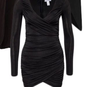  - Wrapped dress från Nelly, använd en gång, ger jättefina former 