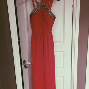  - Årets balklänning. Använd 1 kväll. Från köpt från scala, 998kr. Silkestyg och mini vaddering vid bysten som gör att du kan gå utan bh i den.  Klänningen är i väldigt bra skick .