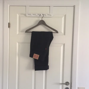  - Snygga 501 Levis boyfriend jeans. Väldigt sparsamt använda så mycket gott skick och till riktigt bra pris! Helt felfria, de har tyvärr blivit för stora för mig, därför jeansen är till salu! 
Frakt inräknat i priset. 