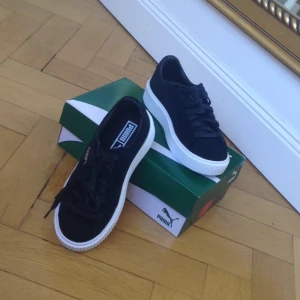  - Puma suede platform!! Megasnygga och sprillans nya och oanvända. Sjukt bekväma pga den tjockare sulan.

Inköpta på caliroots för dryga 1000-lappen.

Swisha och jag skickar på en gång! (Köpare står för frakten)