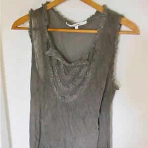  - Grön vacker blus från Rosebud i storlek large. Passar medium också. Mycket bra skick! Frakt betalas av köpare.