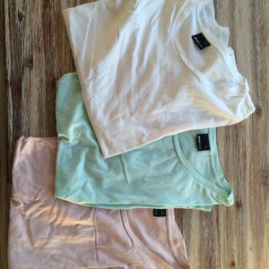  - 50kr för alla 3 basic t-shirts. Använda fåtal gånger.