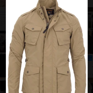  - Säljer min Woolrich Travel Jacket då den är för stor för mig. Den är knappt använd alltså i nästan nyskick! Storleken är L och färgen är mörkgrön/ militärgrön som på bild nr.2! 

Köptes för 2500kr för ett år sedan.

