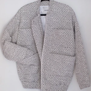  - Säljer min fina Reva från Carin Wester. Nästintill oanvänd. Oversized i modellen. 