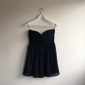  - Fin navy klänning med dragkedja baktill från Nelly Endast använd en gång!