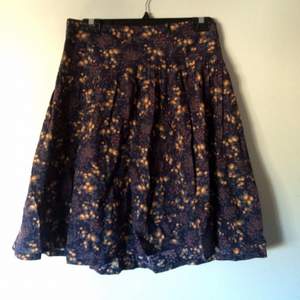 Vacker, blommig kjol i tunt tyg. Medium-längd med dragkedja på sidan. Perfekt på sommaren!
Köparen står för frakt🌺
