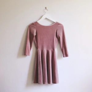  - Gammelrosa sammetsklänning med trekvartsärm och öppen rygg från American Apparel 