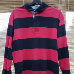  - Svart/Röd randig Tommy Hilfiger Sport långärmad pikétröja i storlek Large. Kan hämtas i Gävle/Sandviken eller skickas, köparen står för frakt. Kontant betalning vid möte eller swish.