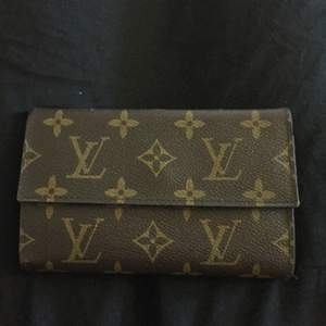 Fake Louis Vuitton plånbok, brun. Lite sönder i högra hörnet där man kan stoppa in foton (sista bilden).