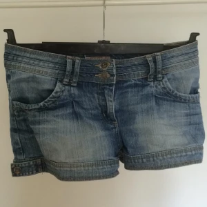  - Korta jeansshorts. Strl 38, men liten i storleken. Tar swish, köparen står för frakten. 