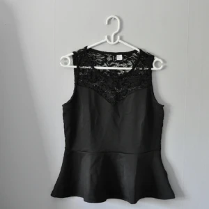  - peplum top /linne från H&M 

Glansigt stretchigt material med spets övertill. 

Använd 1 gång

FRAKT TILLKOMMER (Kan även samfrakta)


Storlek: L 