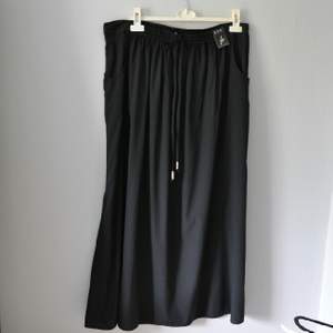 Lång kjol från Primark London 

Snöre i midjan så kan funka även för mindre storlek.

FRAKT TILLKOMMER (kan samfrakta)
