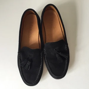  - Jättesöta moccaloafers från märket MarZio. Grymt bra skor men som behöver lite kärlek hos skomakaren för att limma sula i fram, sulas och klackas om! Se bilder. Nypris är 1195kr. Frakt 69kr 🌟🌟🌟
