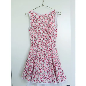  - Jones and Jones vivienne dress med rosa blommor. Använd en gång, säljes pga för kort för mig. Söt sommarklänning med en riktigt snygg öppen rygg. 