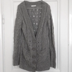 Grå stickad tröja - Grå mönsterstickad kofta från Zoul.  