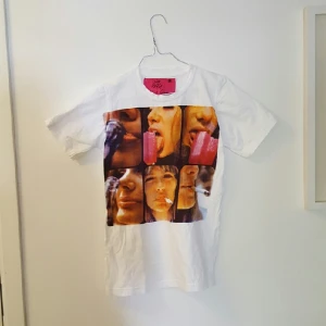  - T-shirt med tryck. stl M

köparen står för frakten eller kan hämtas i Stockholm.