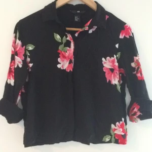  - Långärmad blommig kort skjorta ifrån HM. Bra skick. Frakt tillkommer, har swish. 