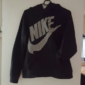  - Skön tröja med luva