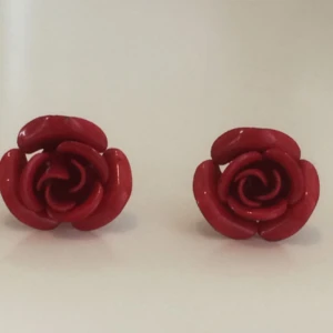  - Söta röda örhängen i form av rosor. Desinfekterade. Frakt tillkommer, har swish.