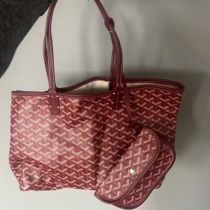 Mönster väska i röd färg  - Köptes i Spanien för 100euro säljs betydligt billigare aldrig använd. Dustbag medföljer. Kan gå ner i pris vid snabb affär 