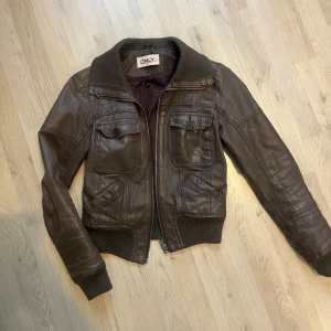Brun skinnjacka - Brun skinnjacka som passar bra nu till hösten💖
