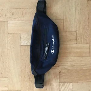 Champion väska i nytt skick  - justerbar storlek/ no size  I väldigt bra skick. 