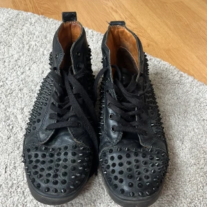Säljer Louboutin skor  - Skick 3/10 Storlek UK 7
