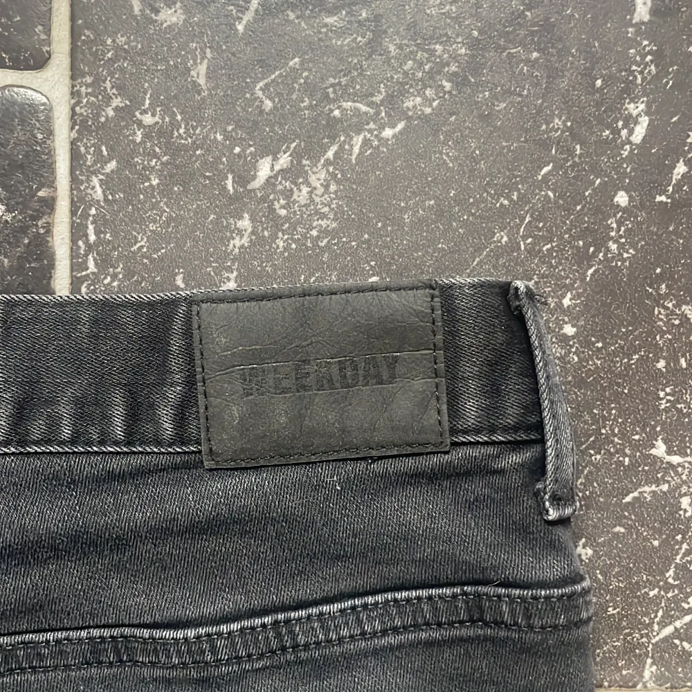 Säljer ett par svarta jeans från Weekday. De är i slim fit och har en klassisk femficksdesign. Jeansen är i bra skick och passar perfekt för både vardag och fest. De har en snygg, mörk tvätt och är gjorda i ett bekvämt bomullsmaterial.. Jeans & Byxor.