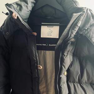 Classic down jacket. Mörkbrun. xs.  Från Boomerang Stockholm. Mycket fint skick. Nypris 5999kr