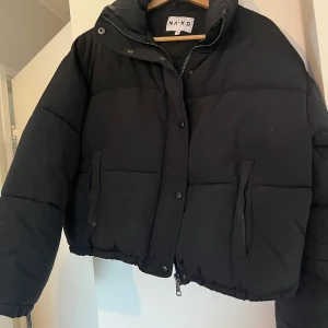 Vinter jacka från nakd  - Hej jag säljer en jacka från nakd i storlek 38 inte jätte använd men väldigt värmande och inga fläckar eller hål i den och säljer den för 120kr