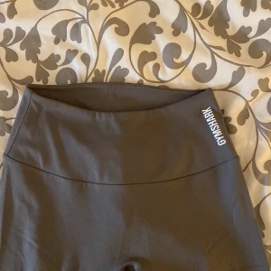 Träningstights - Gymshark tights som jag inte använder längre, inga defekter på förutom att lappen är borta så jag inte ser vilken storlek de är. Jag skulle gissa på xxs-xs. Jag är 1,60💗