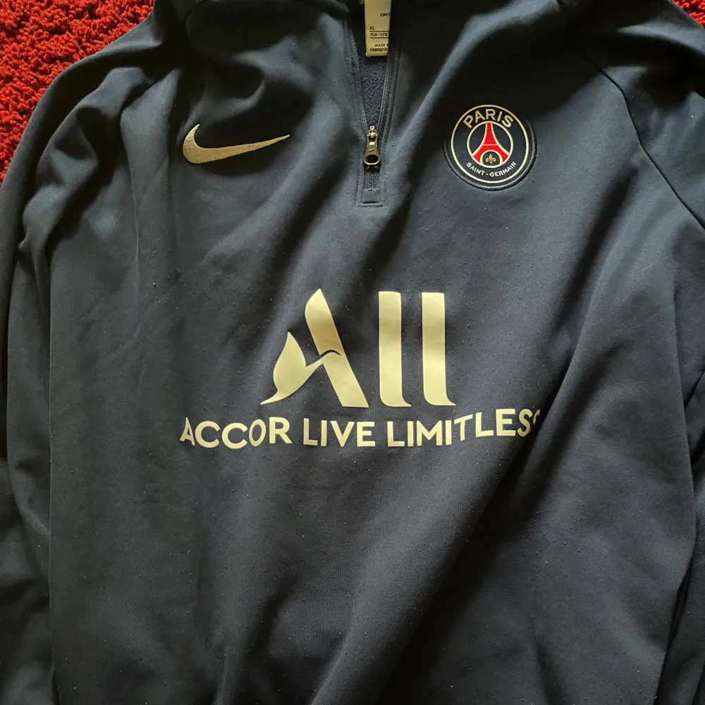 Psg dri-fit i storlek 158-170 Den är lite nopprig av sig.. Tröjor & Koftor.