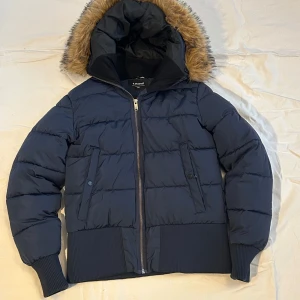 Everest jacka - Everest jacka i storlek 36 i mycket bra skick, använd en vinter, är nu för liten.