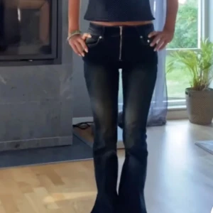 Weekday jeans med dragkedja - Säljer dessa assnygga slutsålda weekdays jeansen🥰pris kan diskuteras vid snabb affär! Jeansen är i nyskick!