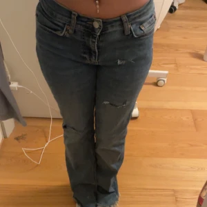 Lågmidjade jeans  - Lågmidjade jeans med revor från Gina tricot. Storlek 34